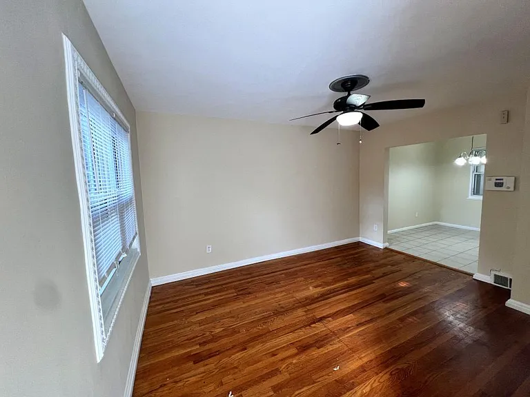 317 35th St NE — Photo 3