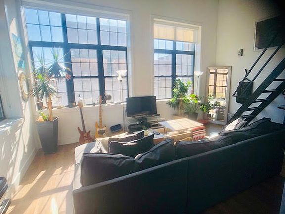 3rd image of 136 Alexander Ave #4P