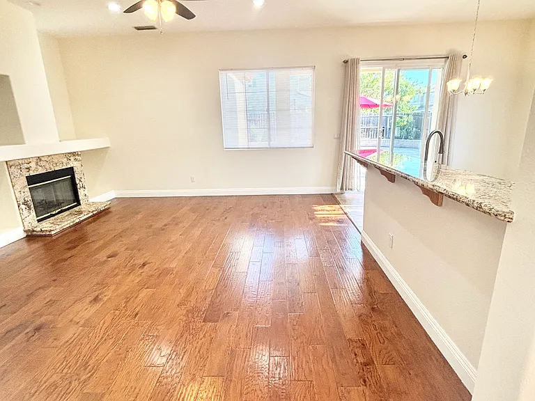 981 Pearce Ct — Photo 8