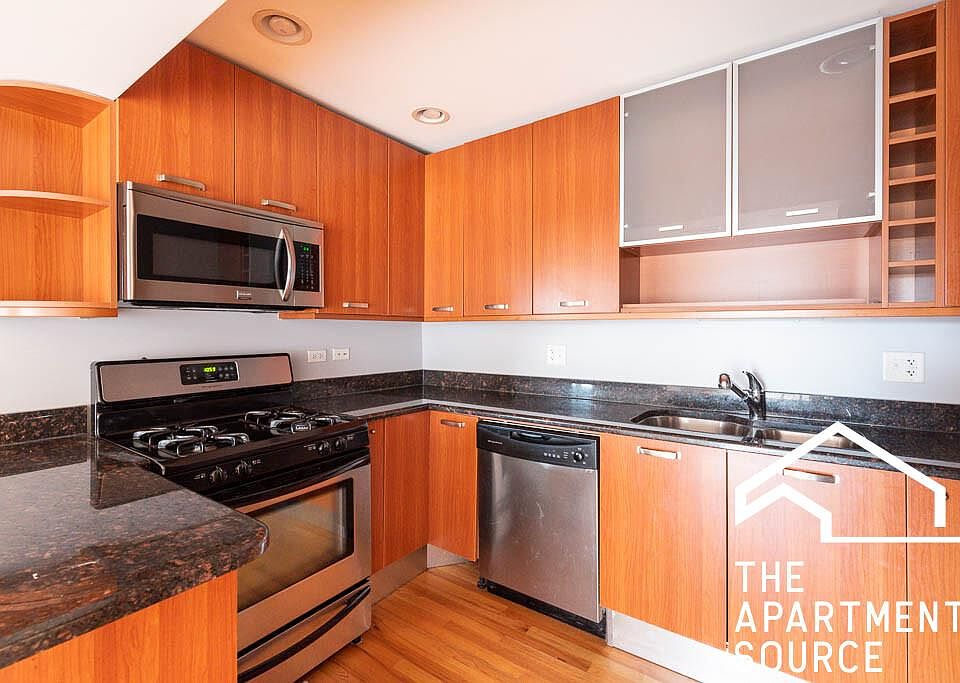 1st image of 6952 N Greenview Ave #504A