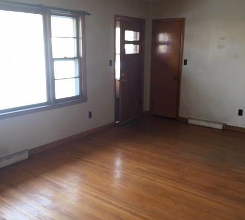 3rd image of 302 5th St SE