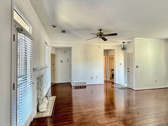 4th image of 2944 Millers Pond Dr