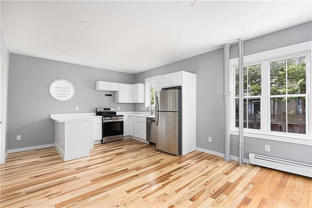 3 bed, 1.0 bath, 900 sqft, $3,300 — Photo 4