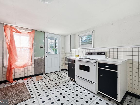 4th image of 105 East St