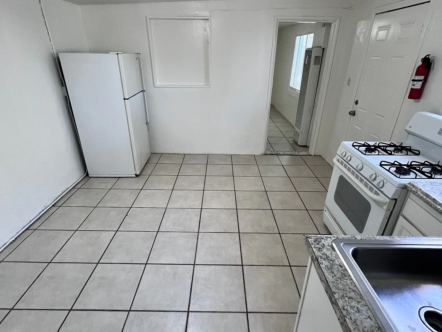 2 bed, 400 sqft, $1,075 — Photo 4