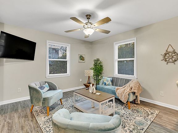 5th image of 403 71st Ave N APT 3