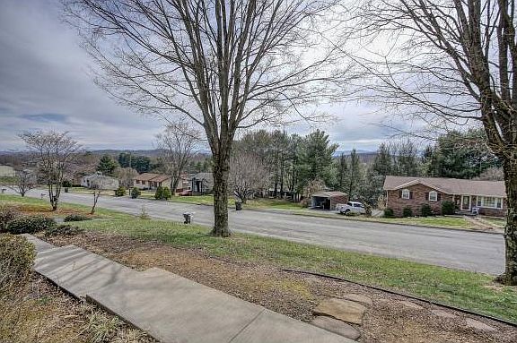3rd image of 209 High Oak Dr