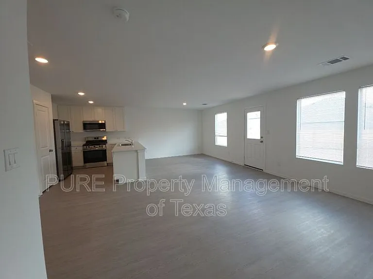 313 Stratus Ln — Photo 2