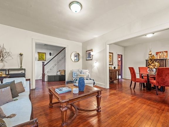 4th image of 863 Pleasant Valley Way