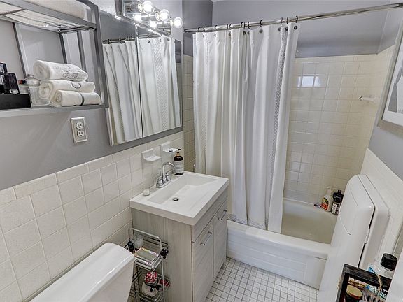 5th image of 370 W Broadway APT 6Y