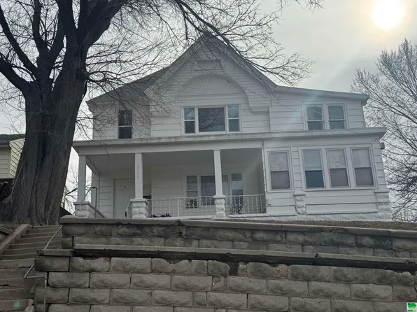 2738 Virginia St, Sioux City, IA 51104