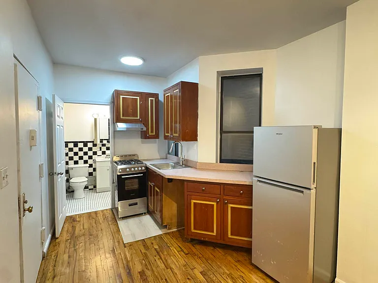 447 W 37th St #1RW — Photo 6
