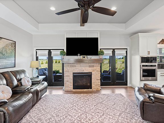 5th image of 184 Queens Creek Dr W