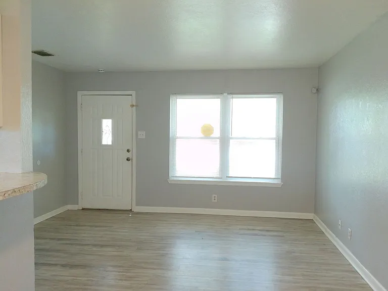 4318 Belfast Dr — Photo 2