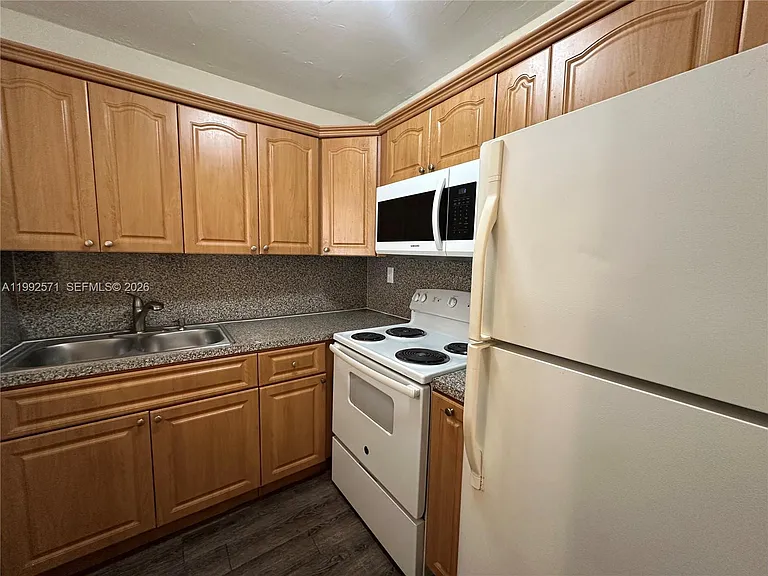 1008 NW 45th Ave #8 — Photo 7
