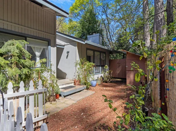 10450 Alta Sierra Dr, Grass Valley, CA 95949