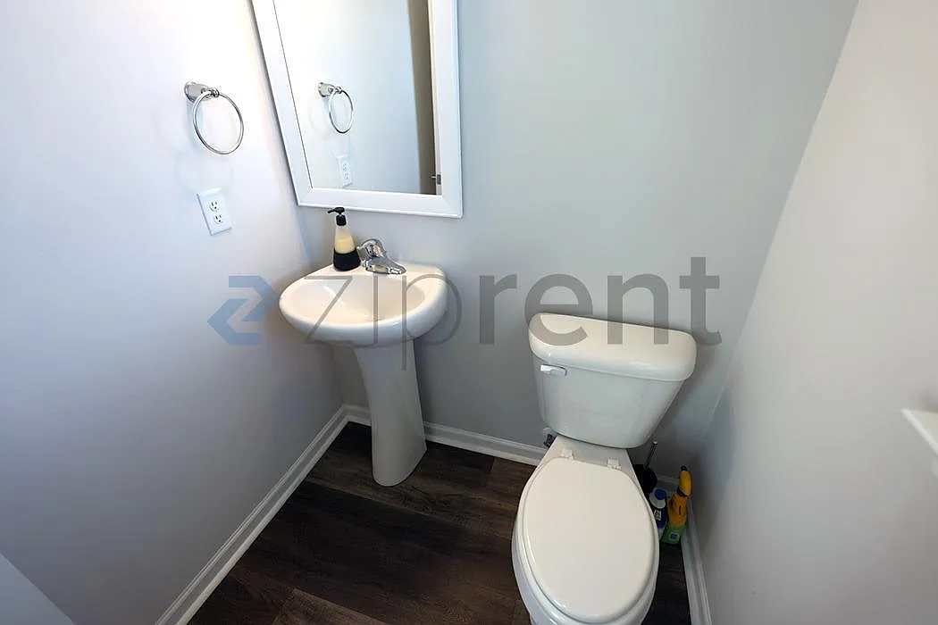 4 bed, 2.5 bath, 1928 sqft, $2,513 — Photo 3