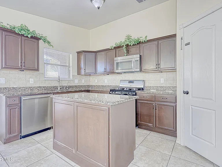 14325 Woods Point Ave — Photo 12