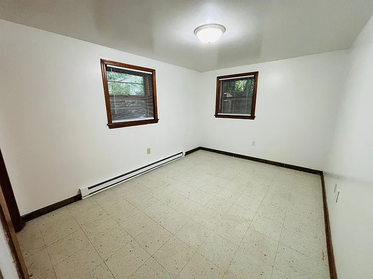 2 Bedroom, 1 Bath Apartments — Photo 6
