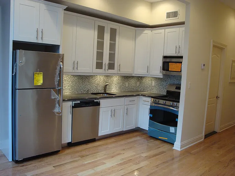 212 E 35th St #3E — Photo 2