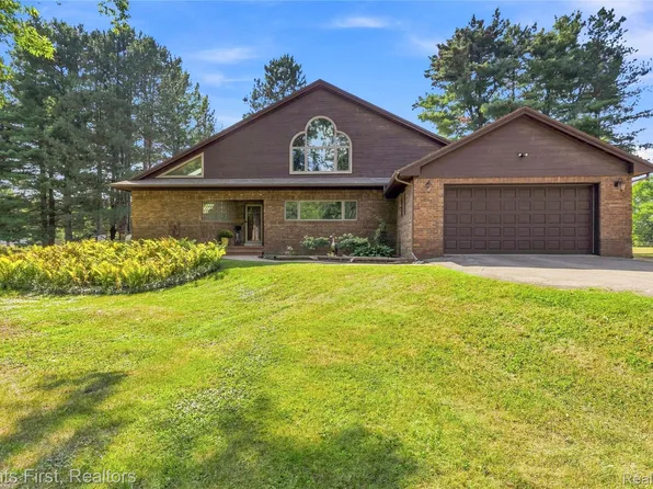 9022 Kingston Ct, Pinckney, MI 48169