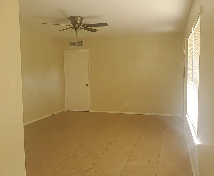 2417 N Parkwood Dr — Photo 3
