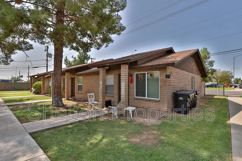 2 bed, 1.0 bath, 825 sqft, $1,300 — Photo 2