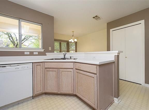 4th image of 1705 Royal Ascot Dr