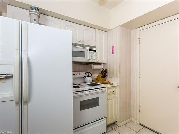 5th image of 240 Seaview Ct APT 401