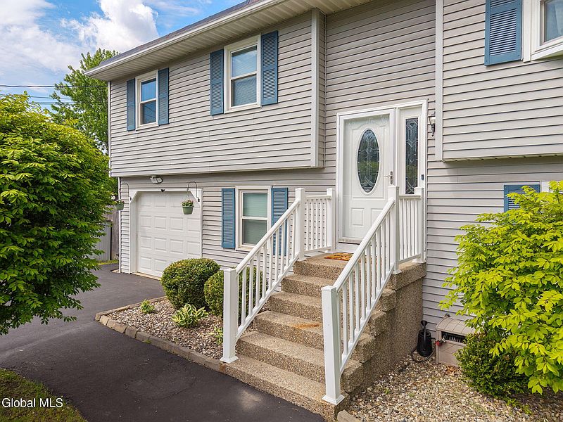 3rd image of 32 Scully Avenue