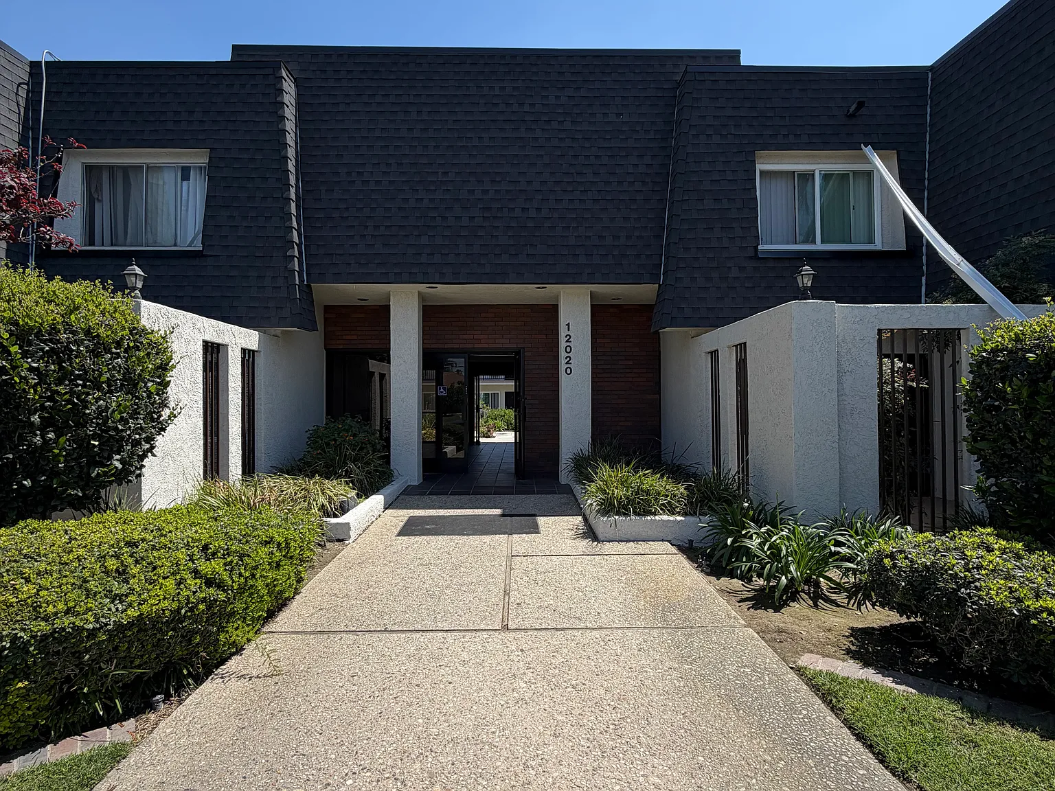 Downey Ave Apartments — Photo 4