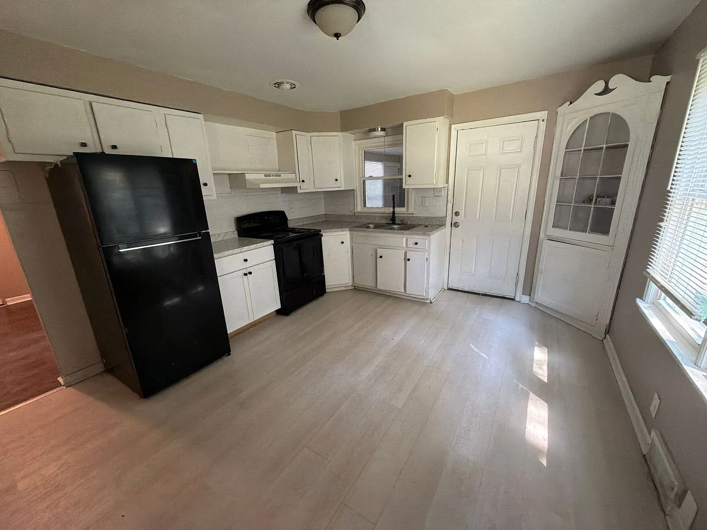 Spacious 4-Bedroom Home with Garage & Breezeway — Photo 4