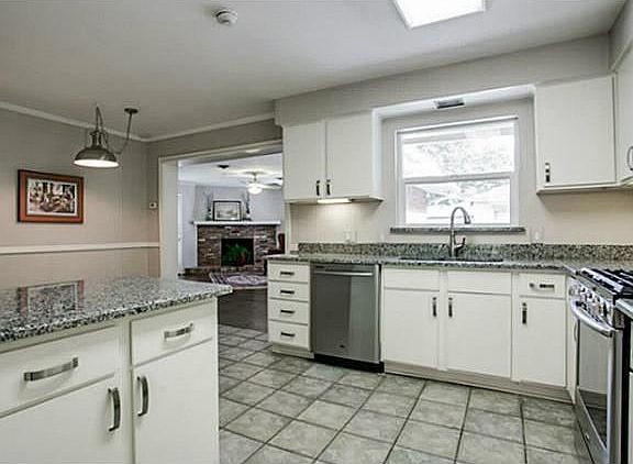 4th image of 6446 Glennox Ln