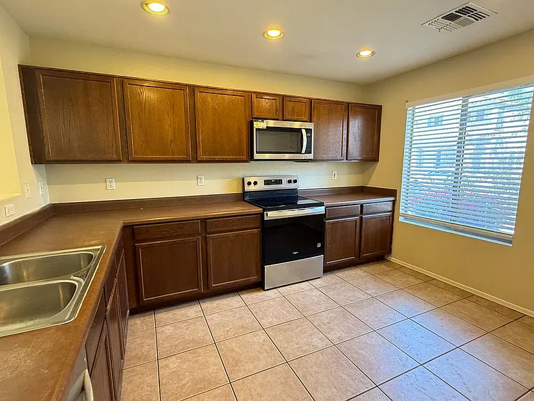 11214 W Pierce St — Photo 3