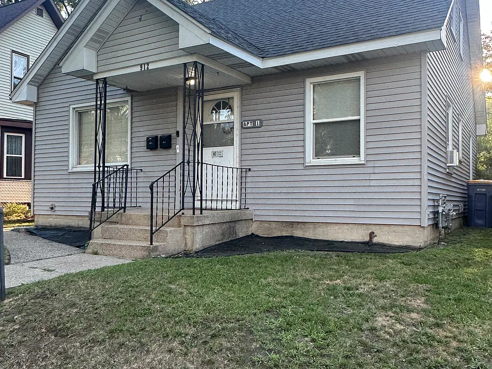 912 Pine Ave NW #2