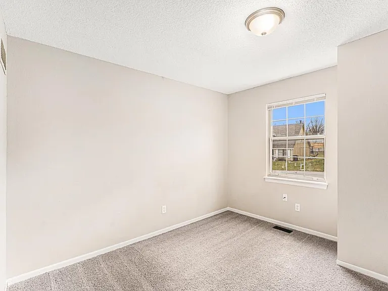 810 SW Pinebrook Village Dr — Photo 12