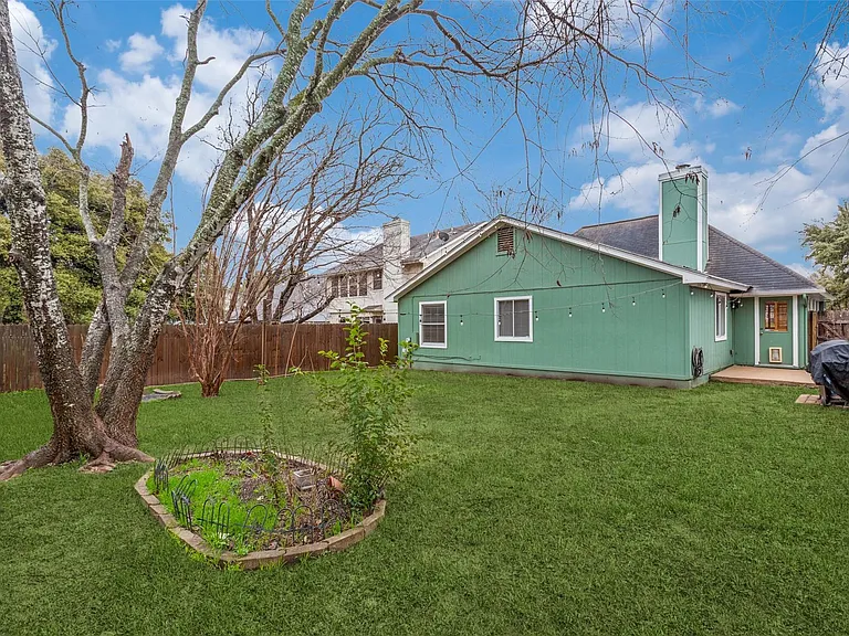 900 Angleton Cv — Photo 11