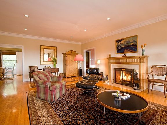 Living Room w/fireplace