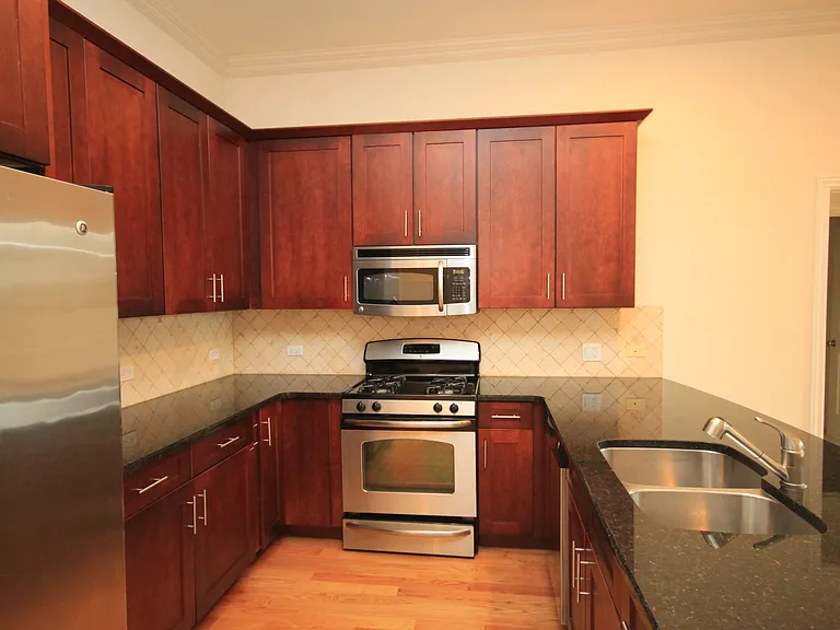 4651 N Greenview #206 — Photo 4
