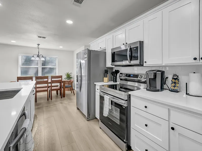 Knife set, cooking utensils, spices, baking sheets, crock pot, toaster and more...all ready for you! Starter kcups, ground coffee, creamer and filters are provided. Also, dish soap, dishwasher tabs and soap... little things that matter :)