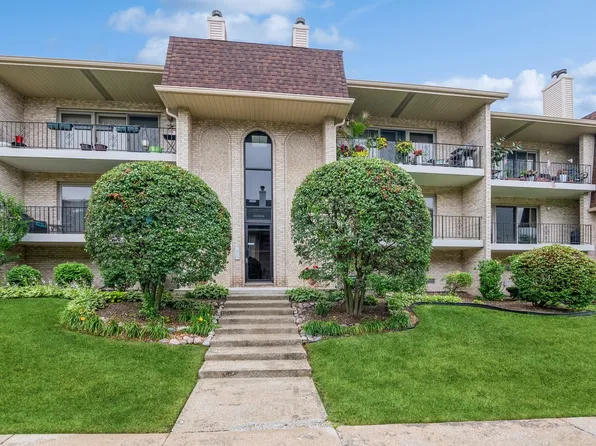9004 Del Prado Dr APT 1S, Palos Hills, IL 60465