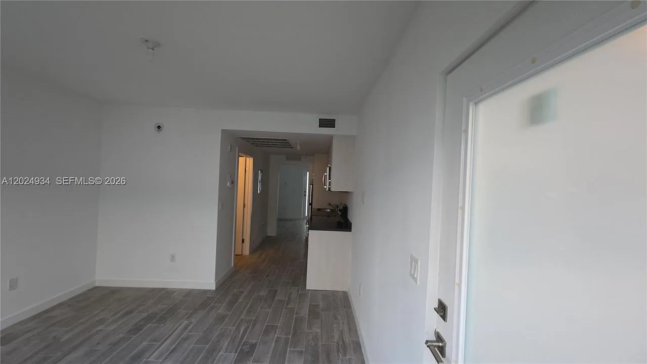 1 bed, 1.0 bath, 422 sqft, $1,850 — Photo 4