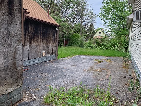 4th image of 135 Schutrum St