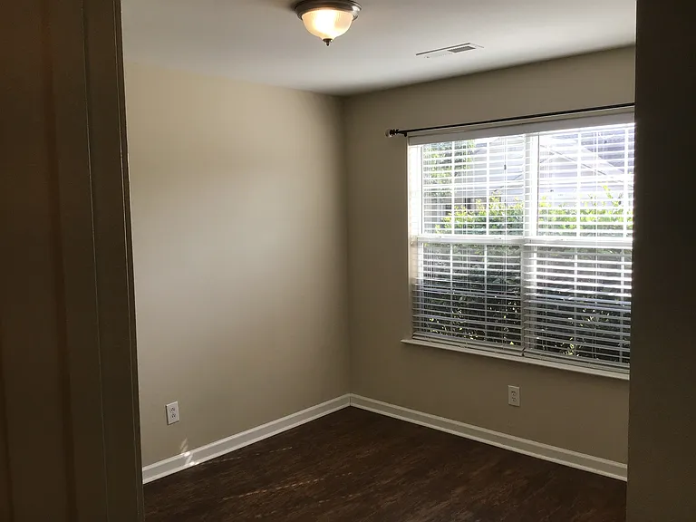 604 Sydney Ct — Photo 17