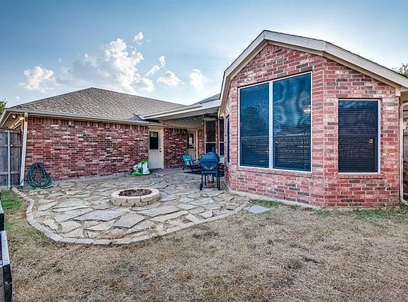 2nd image of 110 Oak Hollow Ln