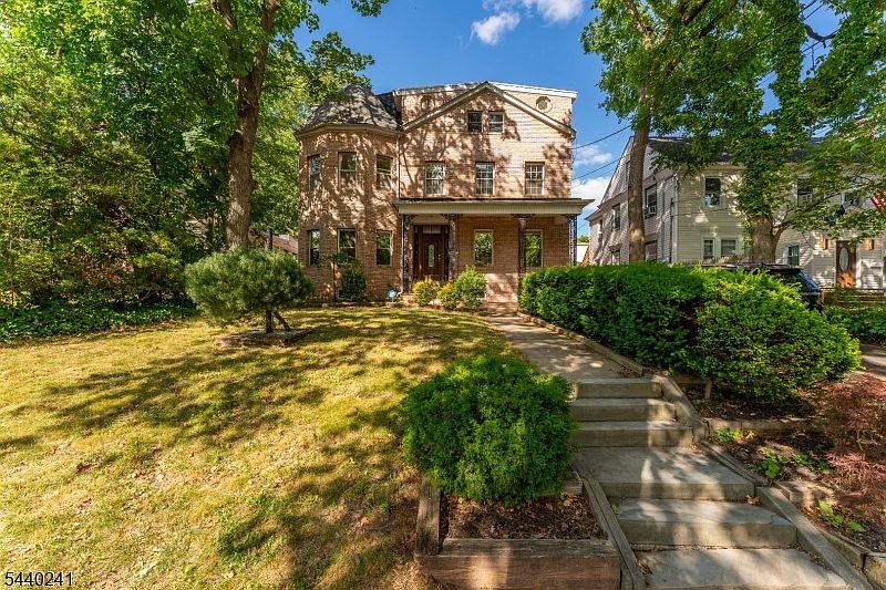 1st image of 589 Westminster Ave