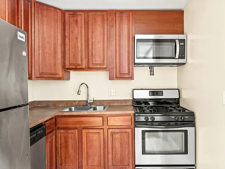 Park East Apartments — Photo 40
