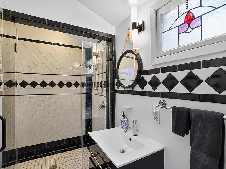 221 Park Ln — Photo 26