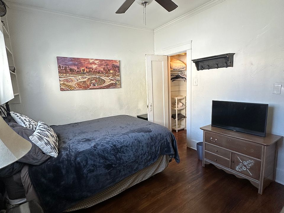 Private bedroom, furniture can stay or be removed