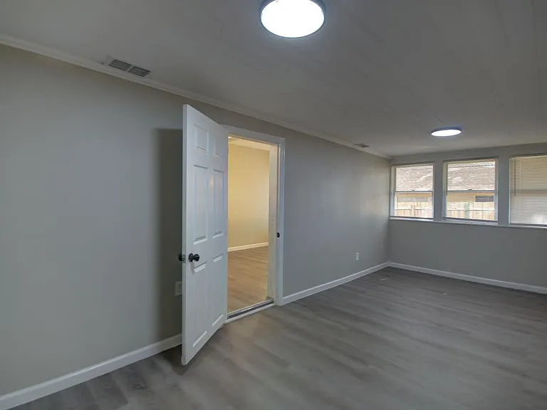 8010 N 11th St — Photo 3